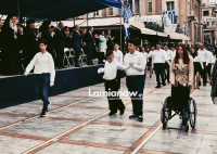 25η Μαρτίου: Συγκινητική στιγμή στη Λαμία - Μαθητής σηκώθηκε από αμαξίδιο και παρήλασε