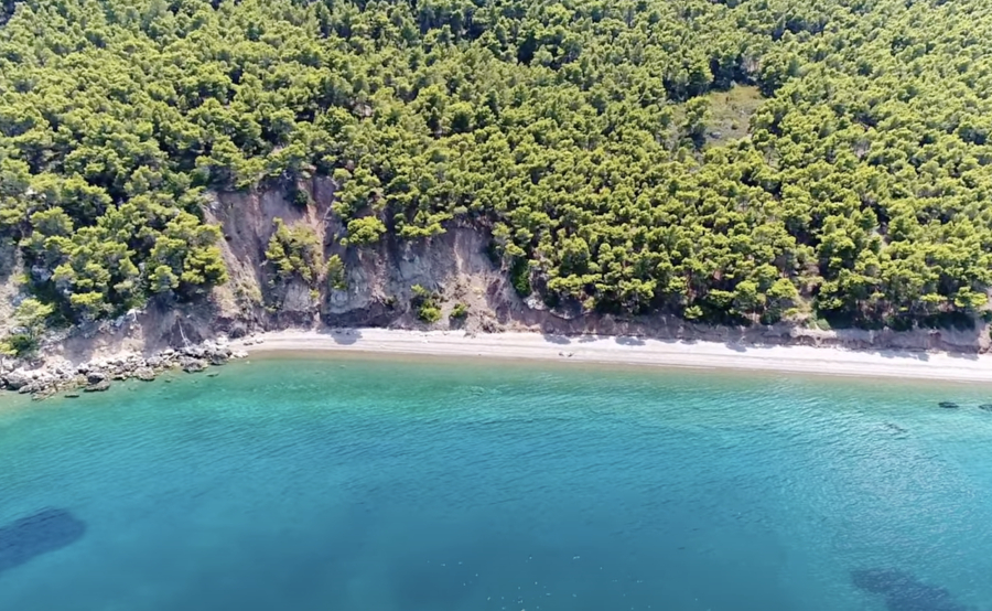 Η πριβέ εξωτική παραλία κοντά στην Αθήνα που πολλοί αποφεύγουν