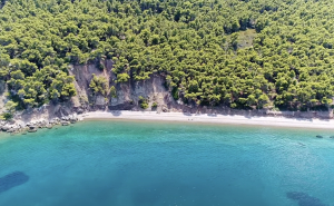 Η πριβέ εξωτική παραλία κοντά στην Αθήνα που πολλοί αποφεύγουν