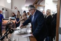 Στο «Σπίτι του Αγωνιστή» ο Δημήτρης Κουτσούμπας για την κοπή της πρωτοχρονιάτικης πίτας