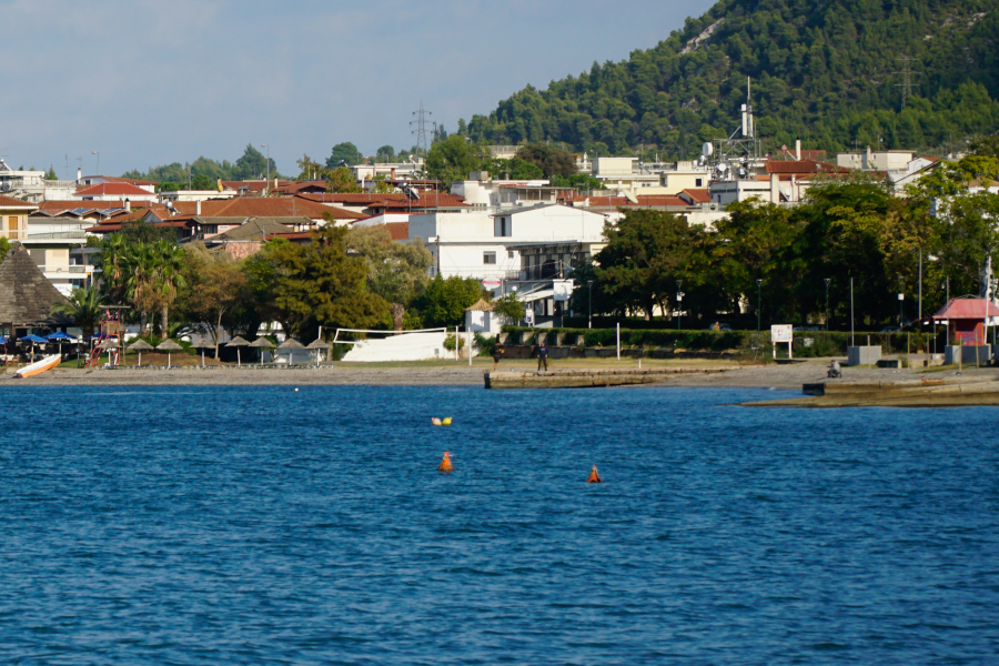 Απαγορεύτηκε το κολύμπι σε παραλία στα Καμένα Βούρλα: Ο δήμαρχος παραδέχθηκε ότι απέκρυψε έκθεση