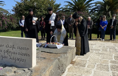 Τρισάγιο στη μνήμη του Νίκου Καζαντζάκη - Γονυπετής στον τάφο του ο Αρχιεπίσκοπος Κρήτης