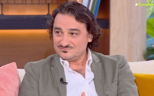 Ο Βασίλης Χαραλαμπόπουλος αποκαλύπτει σκηνικά πίσω από τις κάμερες του «ΡΙΦΙΦΙ» (Βίντεο)