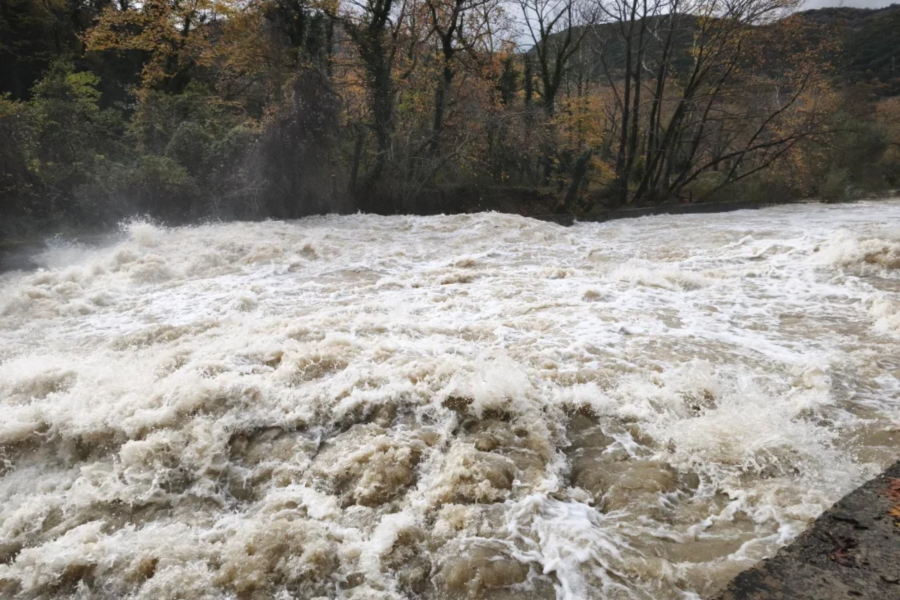 Στο έλεος της κακοκαιρίας η Ήπειρος: Πάνω από 30 ώρες συνεχούς βροχής, υπερχείλισε ο Καλαμάς (Βίντεο)