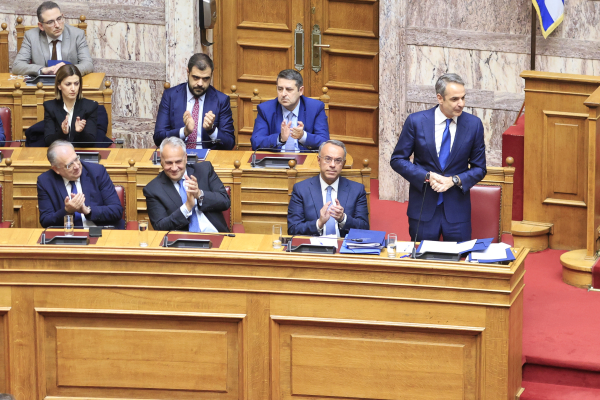 Μαξίμου: Αναζητά σανίδα σωτηρίας στη «Συμμαχία των Προθύμων»