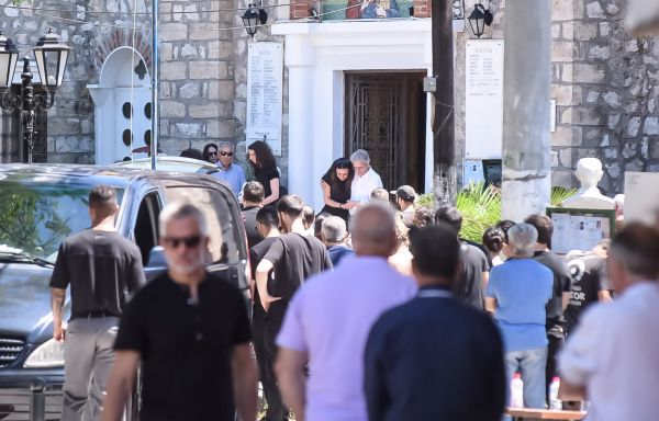 Αίγιο: Θρήνος στην κηδεία μητέρας και γιου - «Πώς μπόρεσε;» (εικόνες)
