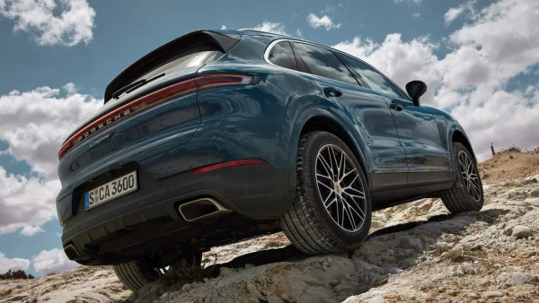 Η Porsche παρουσίασε την πλήρως ανανεωμένη Cayenne