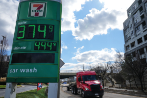 Δημοσκόπηση Reuters/Ipsos: Ηχηρό μήνυμα των Αμερικανών στον Τραμπ για τις τιμές των καυσίμων