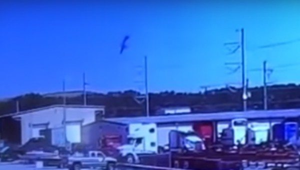 Nτοκουμέντο από τη στιγμή της πτώσης του C-130 στη Τζόρτζια (Βίντεο)