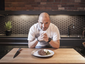 Γιώργος Καλομπάρης: Σάλος με τον Ελληνοαυστραλό σεφ - «Έκλεβε» χρήματα από τους υπαλλήλους του