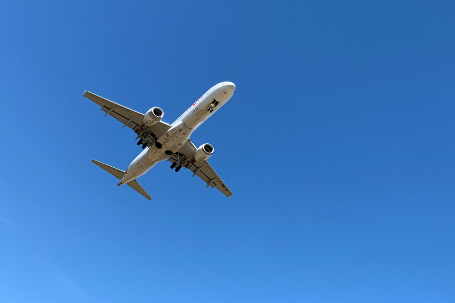 Αναγκαστική προσγείωση σε πτήση προς Ντιτρόιτ - Επιβάτης επιχείρησε να ανοίξει την πόρτα