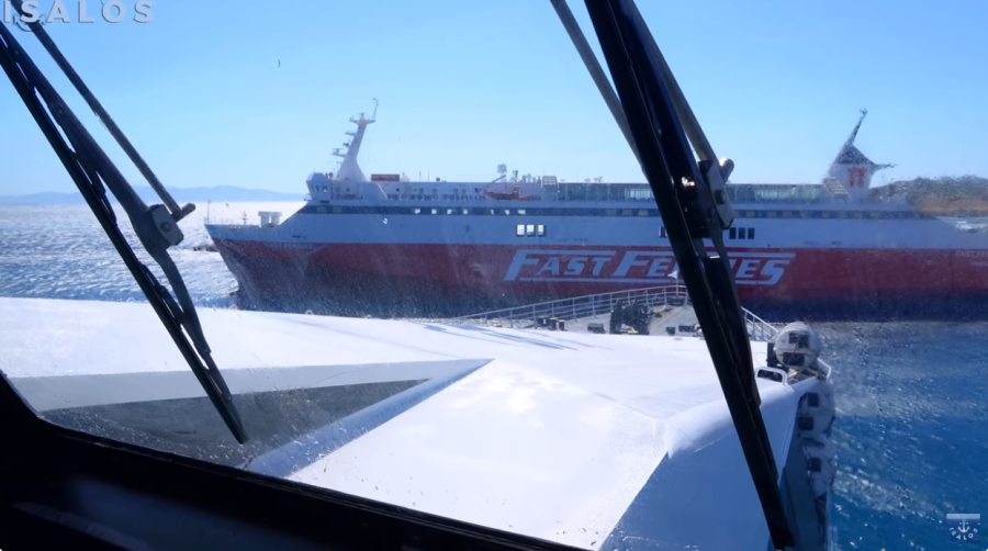 Με «χειρόφρενο» στο λιμάνι της Τήνου: Η εντυπωσιακή μανούβρα του Superrunner Jet (Βίντεο)