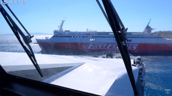 Με «χειρόφρενο» στο λιμάνι της Τήνου: Η εντυπωσιακή μανούβρα του Superrunner Jet (Βίντεο)