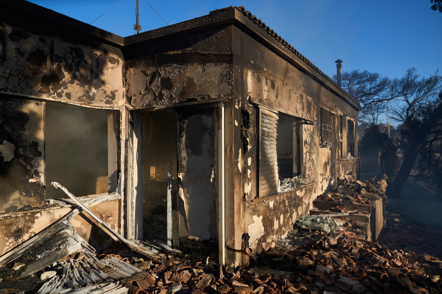 Φωτιά στην Ανατολική Αττική: Εικόνες καταστροφής, καμένα σπίτια και τα δύσκολα είναι μπροστά μας