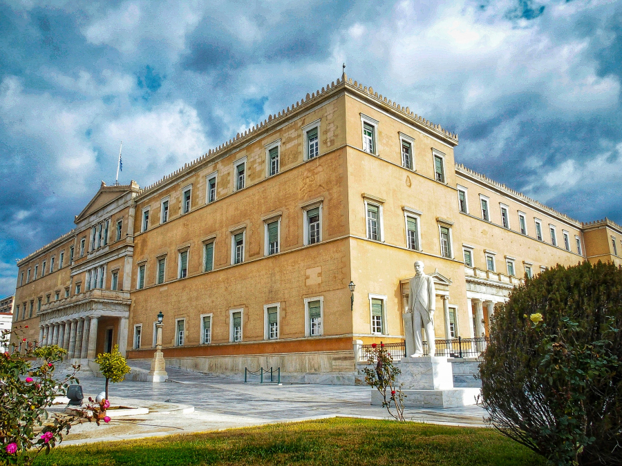 Ο εκλογικός νόμος, η μη απονομή μπόνους σε συνασπισμό κομμάτων και το Σύνταγμα