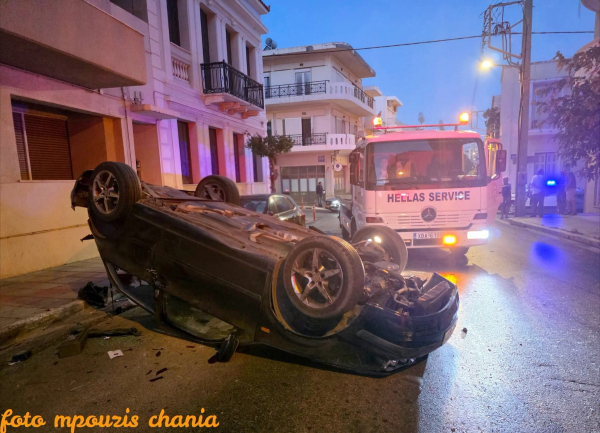 Τροχαίο στα Χανιά: Αυτοκίνητο προσέκρουσε σε σταθμευμένα οχήματα και τούμπαρε (εικόνα)
