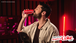 Share a Coke: Η εμβληματική καμπάνια της Coca-Cola επιστρέφει και δίνει το όνομα σου στο φετινό καλοκαίρι!