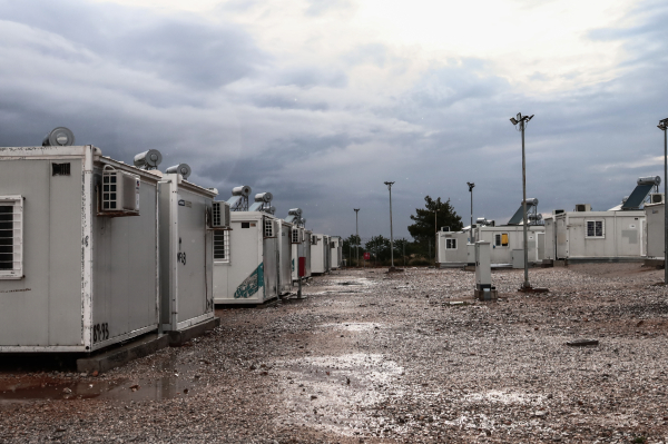 Νέα επεισόδια στη δομή των Σερρών: Πέτρες στους αστυνομικούς, κατέρρευσε τμήμα της περίφραξης