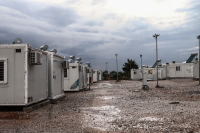 Νέα επεισόδια στη δομή των Σερρών: Πέτρες στους αστυνομικούς, κατέρρευσε τμήμα της περίφραξης
