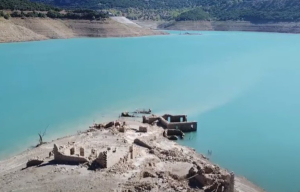 Λειψυδρία: Αναδύθηκε ακόμη περισσότερο το χωριό Κάλλιο (βίντεο)