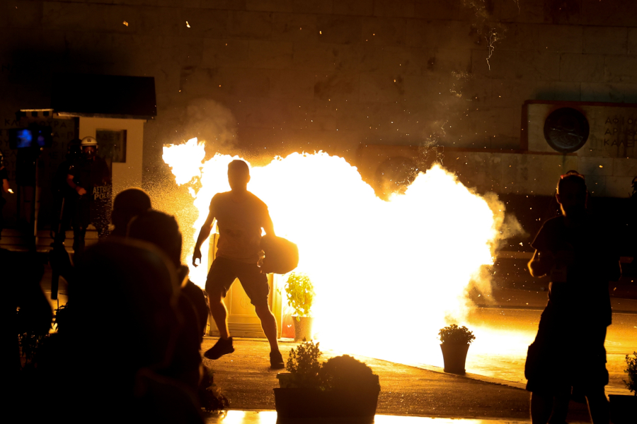 Συγκέντρωση για τα Τέμπη: Επεισόδια στο Σύνταγμα - LIVE blog οι εξελίξεις