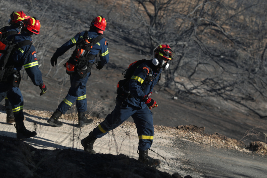 Ασπρόπυργος: Υπό μερικό έλεγχο η φωτιά, αποκαταστάθηκε η κυκλοφορία των οχημάτων