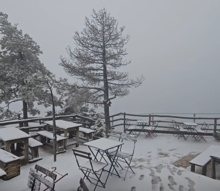 Το «έστρωσε» στην Πάρνηθα - Τσουχτερό το κρύο στα καταφύγια