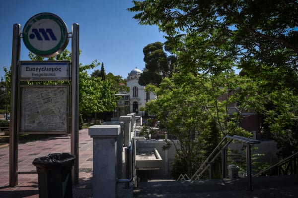 Άνθρωπος εγκλωβίστηκε σε συρμό του Μετρό στον Ευαγγελισμό - Επιχειρούν 9 πυροσβέστες