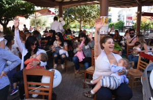 Μητέρες θήλασαν δημοσίως τα μωρά τους σε Αθήνα-Θεσσαλονίκη