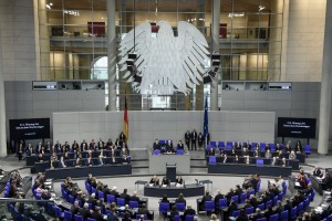 Βολές σε Σόιμπλε και άνοιγμα για ελάφρυνση του χρέους στην Bundestag