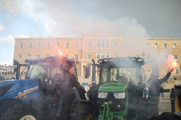 SOS προς Μαξίμου: «Κάντε κάτι για τους αγρότες, θα μας ...δείρουν!»