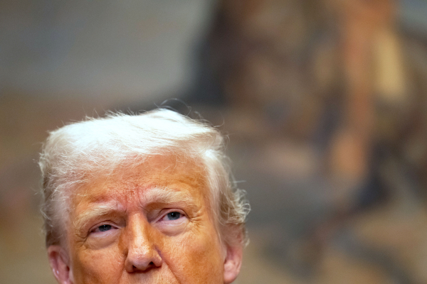 Ο Ντόναλντ Τραμπ «υπέκυψε»: Υπέγραψε νόμο για τη δημοσίευση του φακέλου Επστάιν