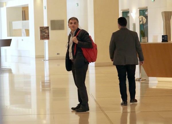 Κυβερνητικές πηγές διαψεύδουν τα περί μετακίνησης Τσακαλώτου από το υπ. Οικονομικών