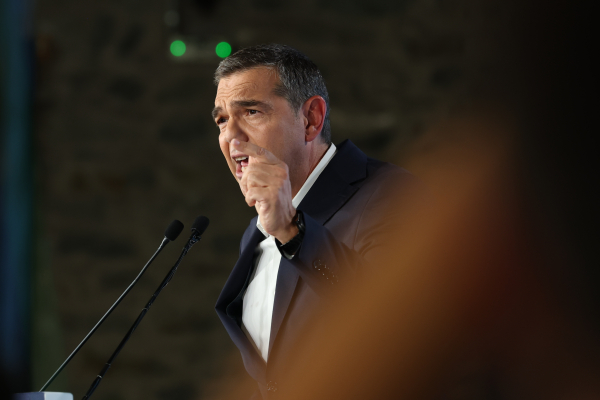 Το σχέδιο Τσίπρα απέναντι στις ανισότητες: Μισθοί, φόροι, ρεύμα και στέγη αλλάζουν την κατανομή του εισοδήματος