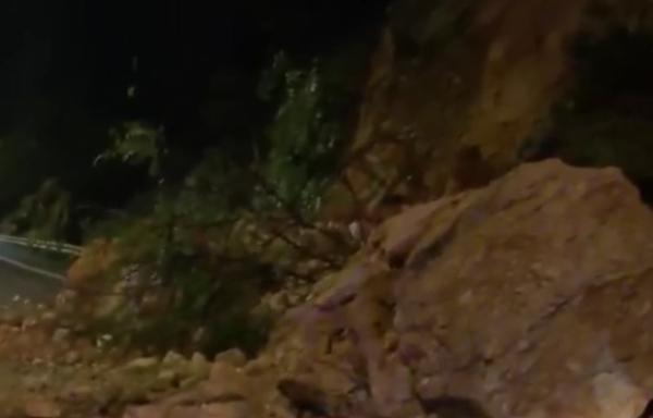 Έπεσαν βράχια και στην Αθηνών-Σουνίου: Έκλεισε η δεξιά λωρίδα κυκλοφορίας