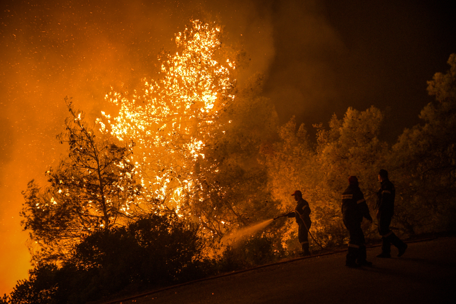 Πύρινη κόλαση στη Δυτική Αττική - Θρήνος με τους νεκρούς του ελικοπτέρου στην Ψάθα
