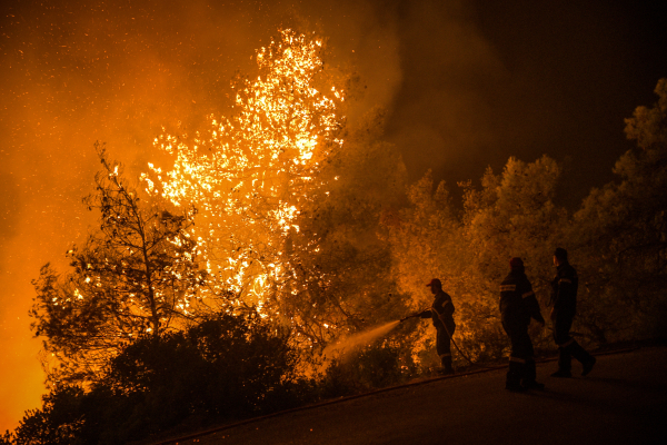 Πύρινη κόλαση στη Δυτική Αττική - Θρήνος με τους νεκρούς του ελικοπτέρου στην Ψάθα