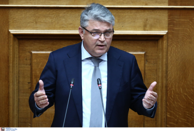 Βουλή: Ο Νατσιός ανάγνωσε την ανακοίνωση της Ιεράς Συνόδου, αντιδράσεις από ΠΑΣΟΚ