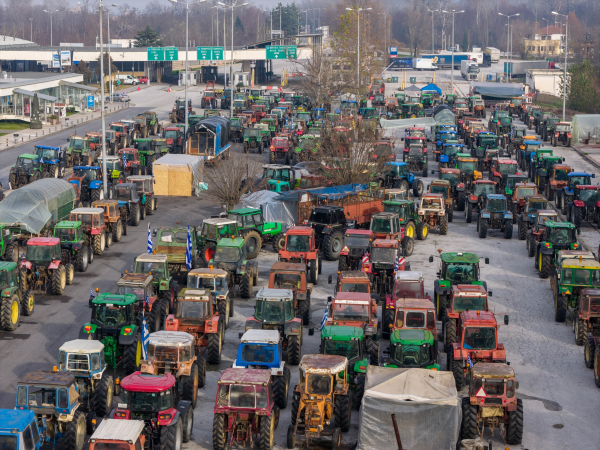 Ψυχρολουσία στην κυβέρνηση για τα Χριστούγεννα με μπλόκα και ανοιχτά διόδια