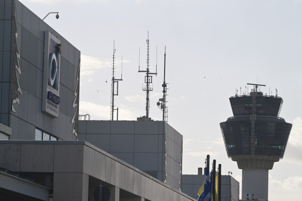 Μόλις 350.000 ευρώ το 2026 για τα συστήματα που κρατούν τα αεροπλάνα στον αέρα