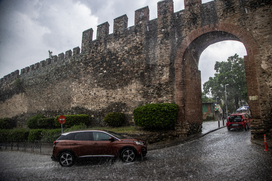 Έρχεται καταιγίδα στη Θεσσαλονίκη - Ο Σεπτέμβριος μπαίνει με ζέστη