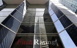 Fitch: Η απόφαση της ΕΚΤ στηρίζει τη βιωσιμότητα του ελληνικού χρέους
