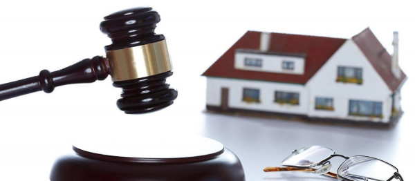 Στο σφυρί από σήμερα σπίτια και ακίνητα επωνύμων: Μπόμπολας, Σεριάτος, Μπουτάρης στη λίστα των πλειστηριασμών - Ποιοι παίρνουν σειρά (pics)