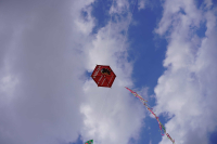 Ο αττικός ουρανός γέμισε κόκκινους χαρταετούς που πέταξαν με τις ψηλές ταχύτητες της INALAN