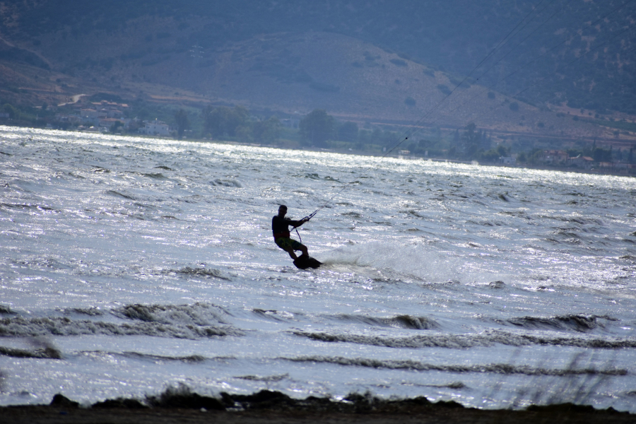 Συγκλονιστικό βίντεο: Νεαρός που έκανε kitesurfing σώζει πατέρα και κόρη