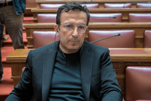 Παραστατίδης: «Απαντήσεις στις Αυγουστιάτικες απορίες του κ. Μαρινάκη» - Τι απαντούν κυβερνητικές πηγές