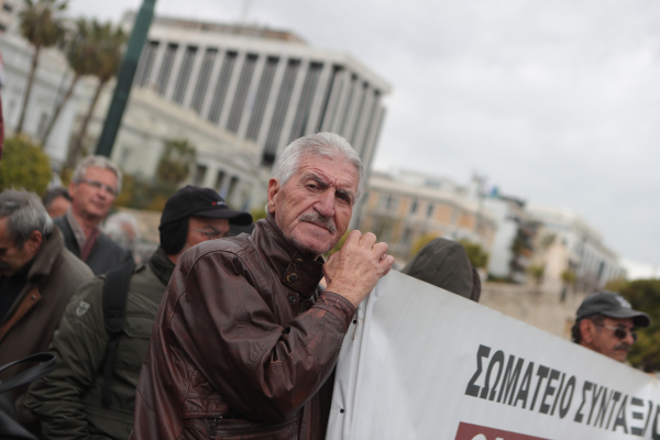 «Βολές» συνταξιούχων για το επίδομα 300 ευρώ: «Voucher επιβίωσης, όσο κοστίζει ένας καφές»