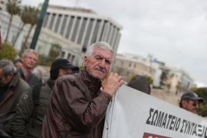 «Βολές» συνταξιούχων για το επίδομα 300 ευρώ: «Voucher επιβίωσης, όσο κοστίζει ένας καφές»