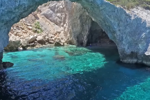 Η παραλία κοντά στην Αθήνα που είναι σαν να ταξίδεψες στα Κουφονήσια
