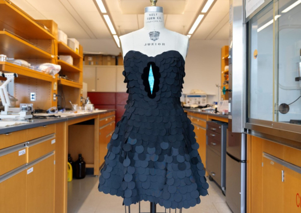 Επιστήμονες δημιούργησαν ένα μαύρο ύφασμα που συμπεριφέρεται ως «μαύρη τρύπα» του Διαστήματος